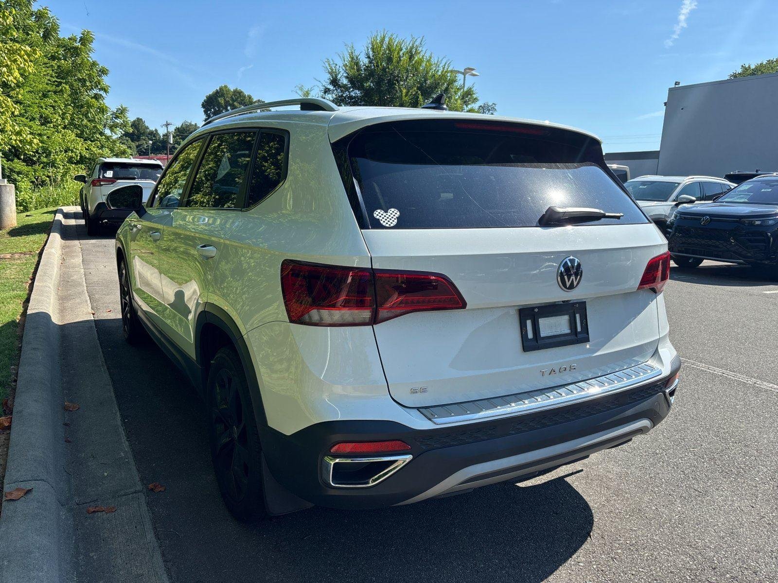 Used 2024 Pure White Volkswagen SE image 3
