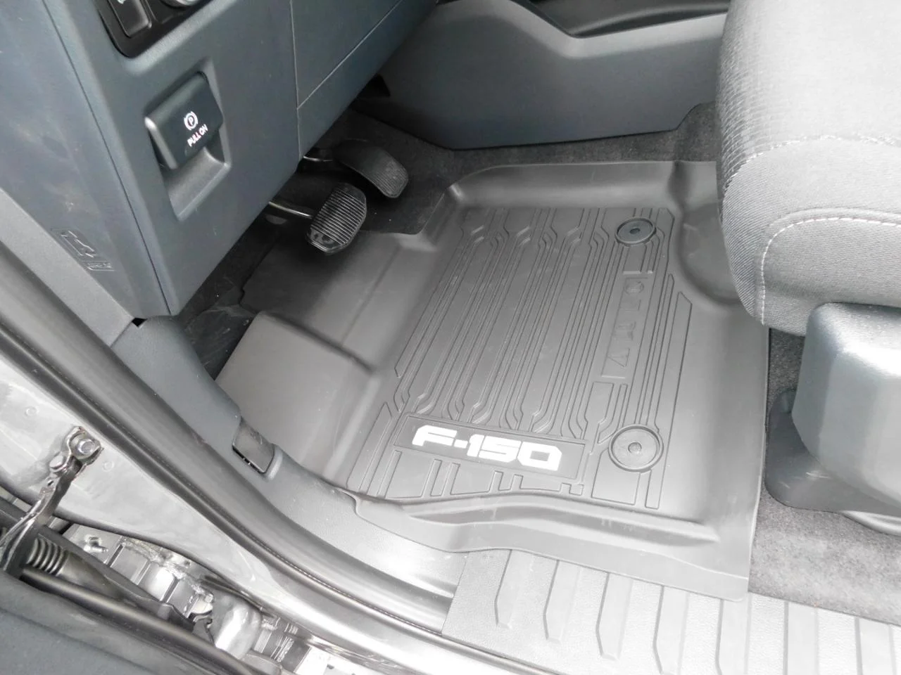 New 2026 Carbonized Gray Metallic Ford XLT image 33