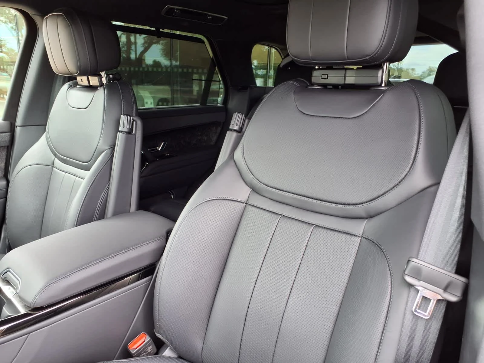 New 2026 Borasco Grey Land Rover Dynamic SE image 7