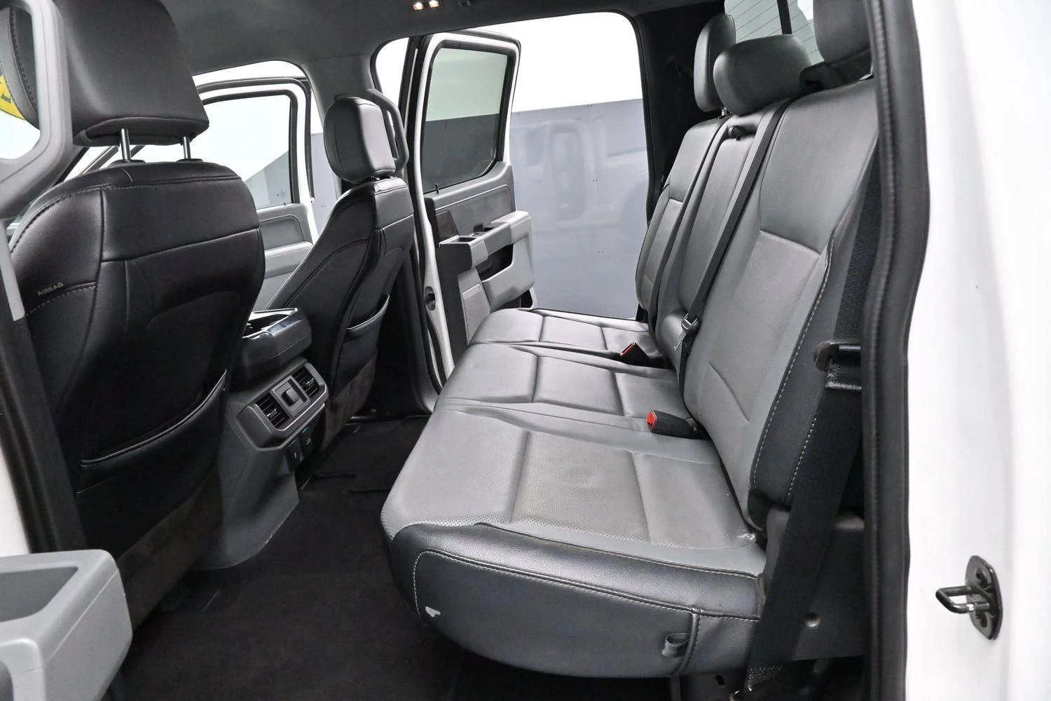 Used 2023  Ford LARIAT image 29
