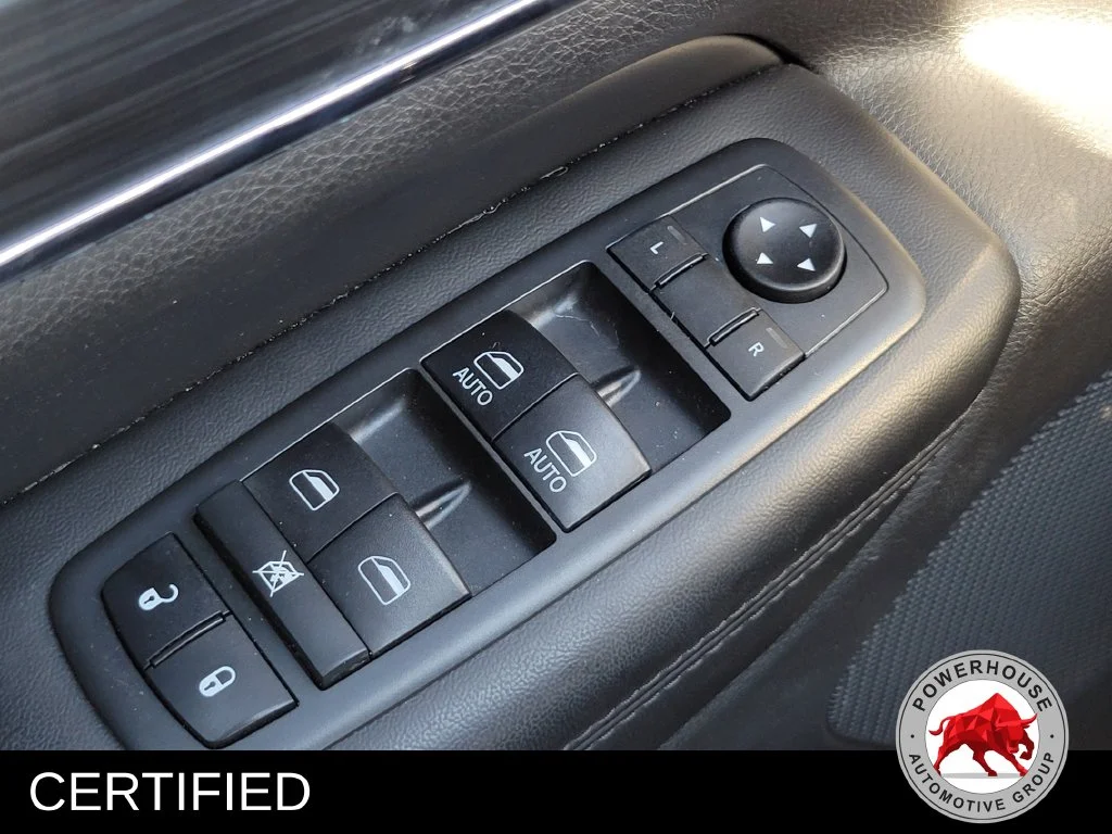 Used 2019 Silver Jeep Limited image 27