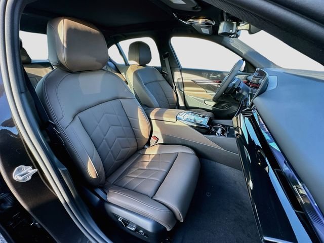 New 2027 Gray BMW 550e xDrive image 21