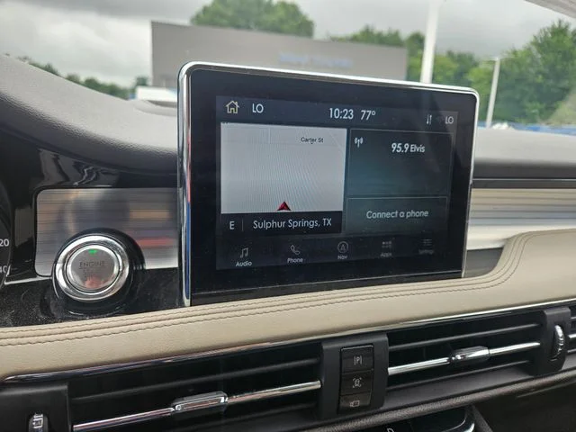 Used 2021 Pristine White Lincoln Standard image 11