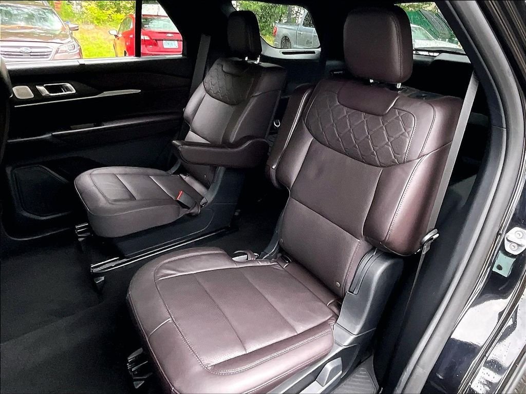 Used 2025 Black Metallic Ford Platinum image 15