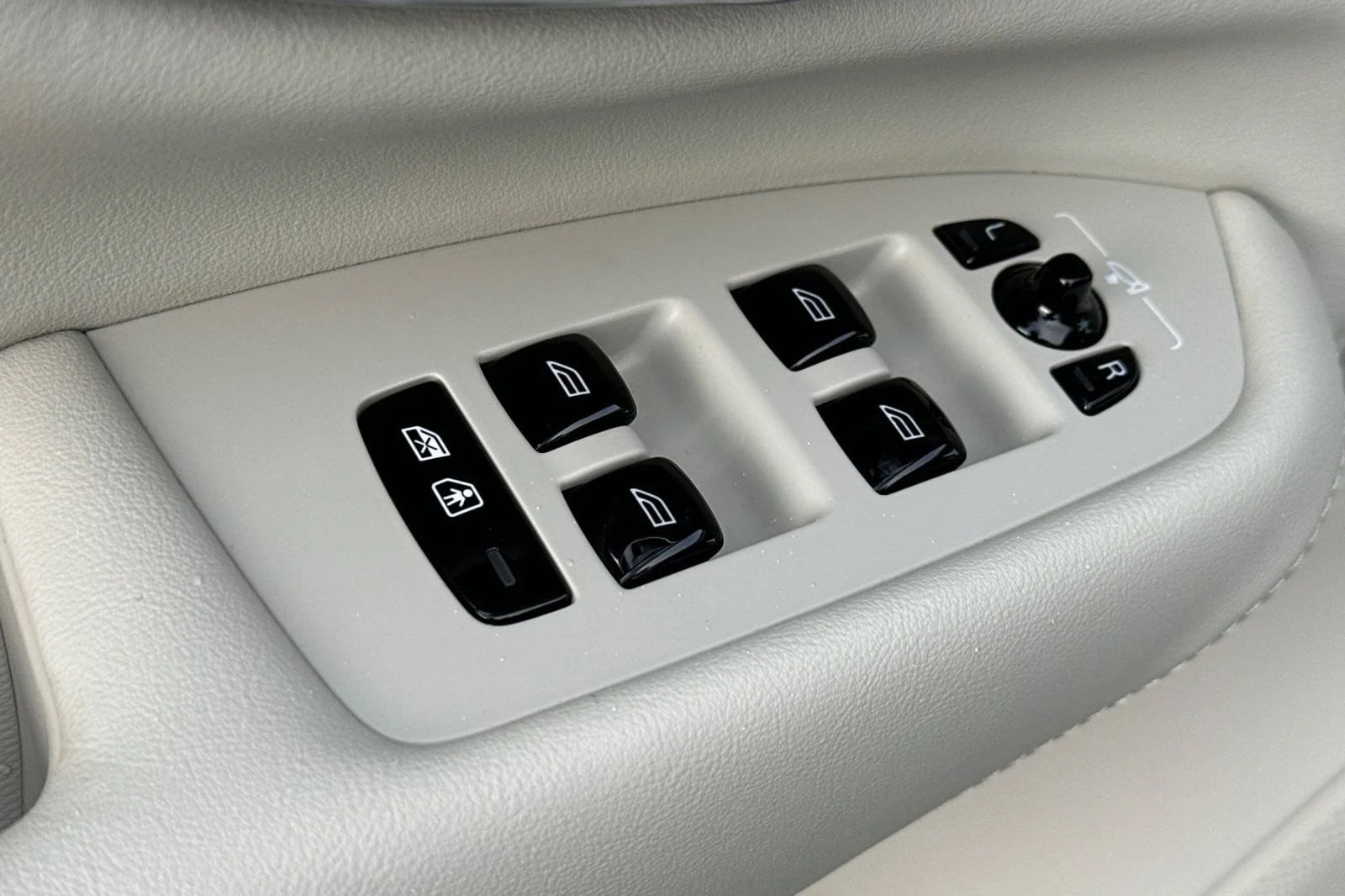 Used 2025 Crystal White Volvo B6 Plus 7-Seater image 15