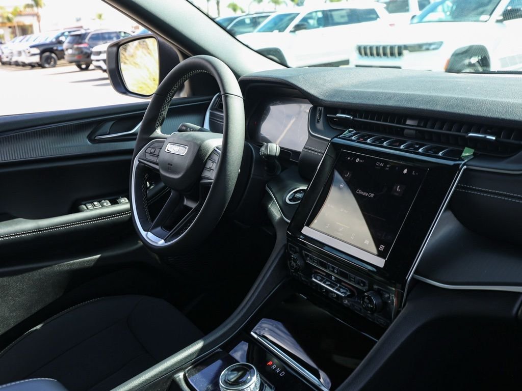 New 2026 Bright White Clear-Coat Exterior Paint Jeep Laredo X image 19