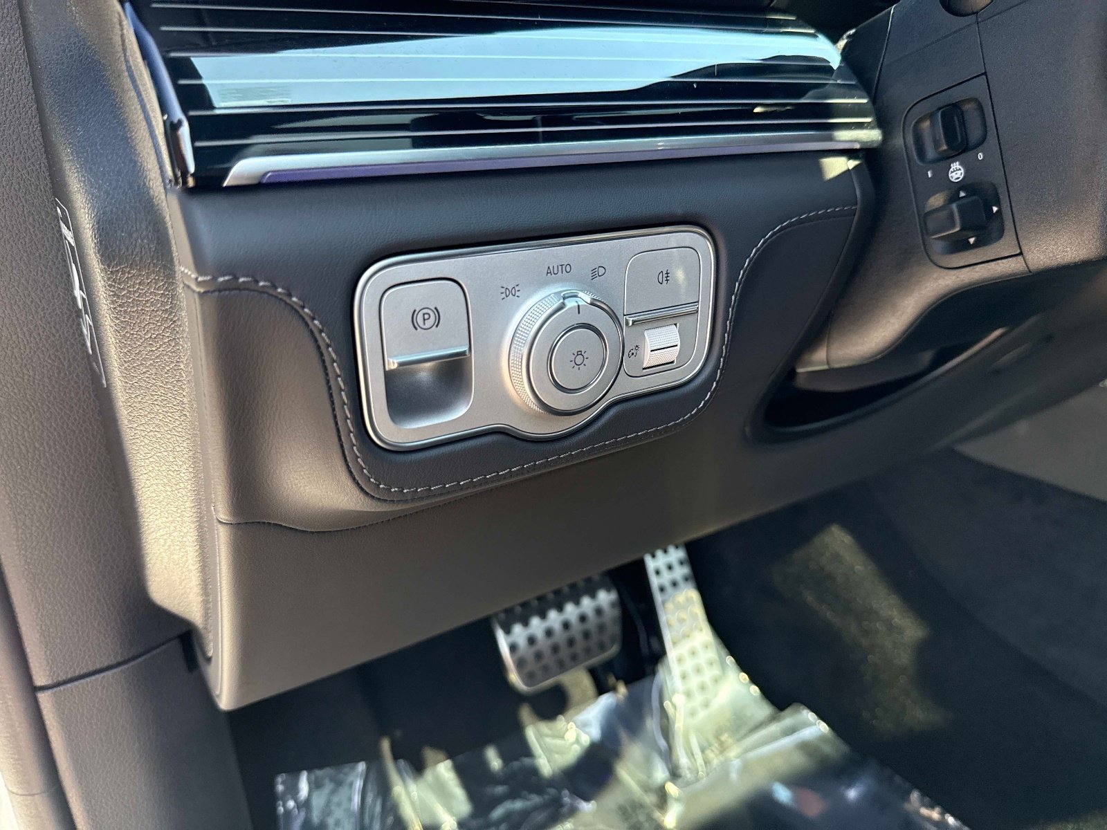 New 2026 Moonlight White Mercedes-Benz AMG®  63 4MATIC+ SUV image 22