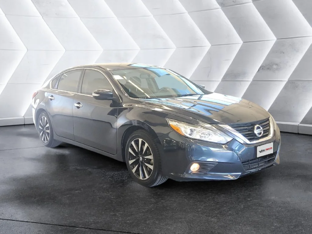 Used 2018 Blue Nissan 2.5 SL image 1