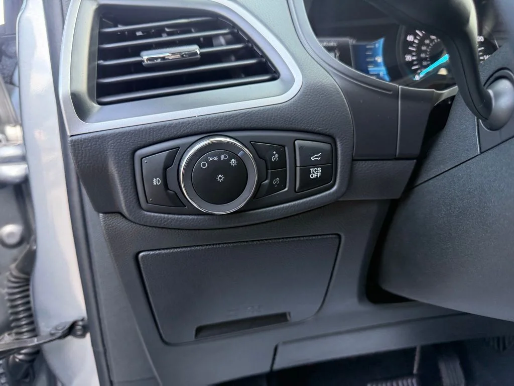 Used 2023 Silver Ford SEL image 18