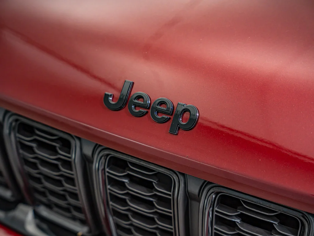 Used 2023 Velvet Red Pearlcoat Jeep Altitude image 12