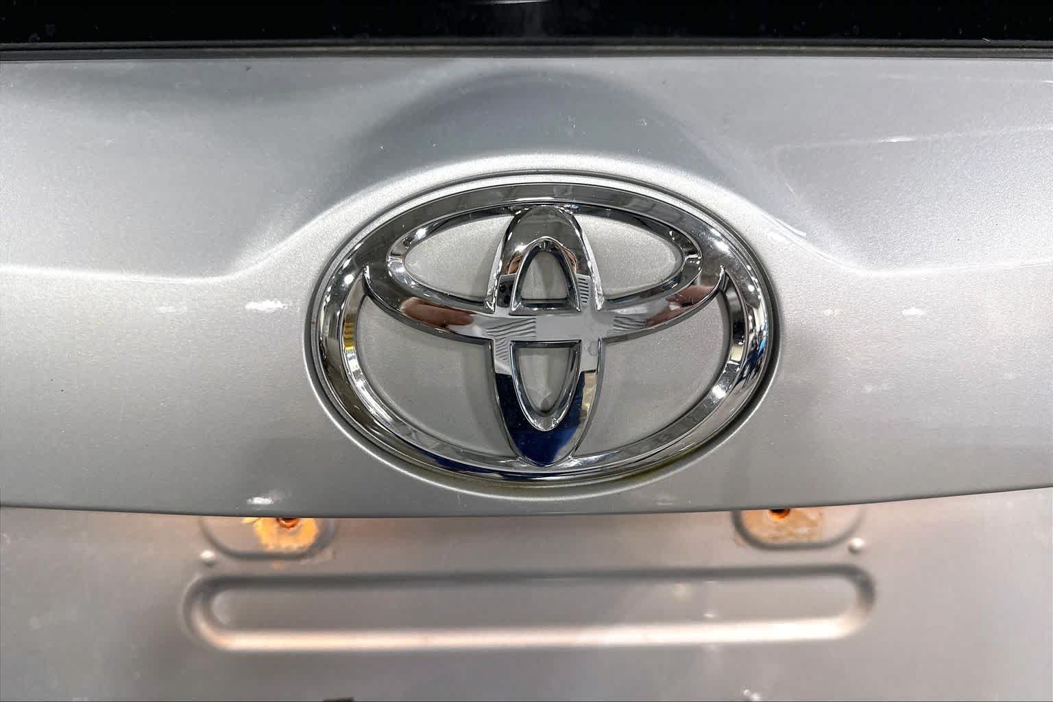 Used 2015 Classic Silver Metallic Toyota XLE image 31