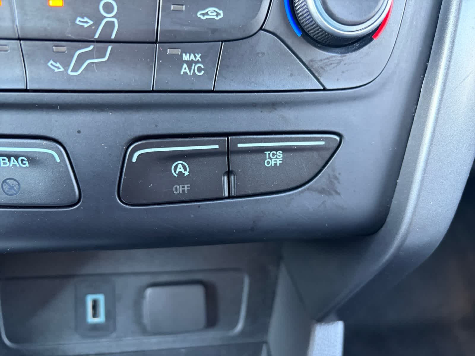 Used 2017 White Gold Ford SE image 32