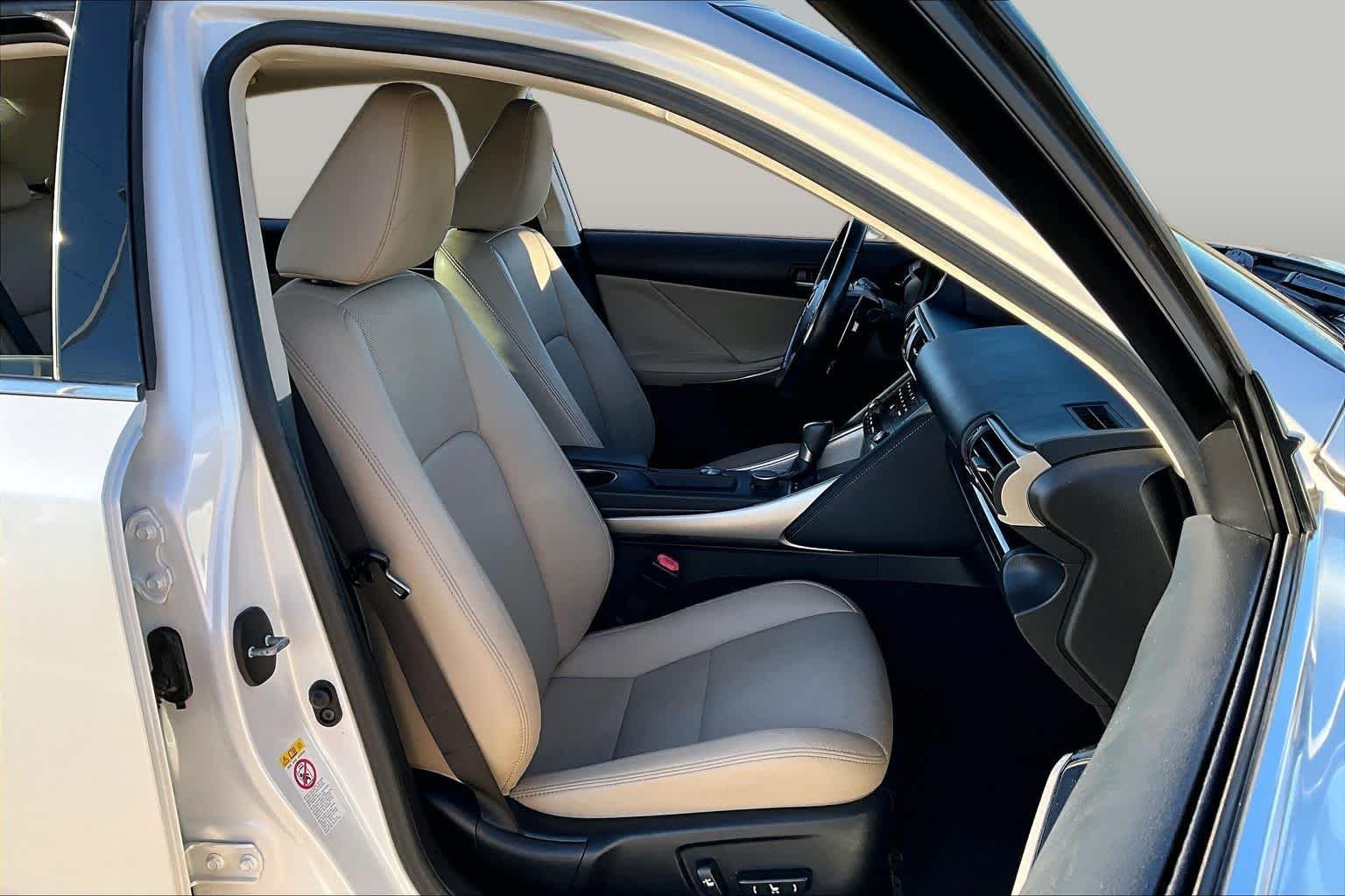 Used 2017 Eminent White Pearl Lexus  image 9