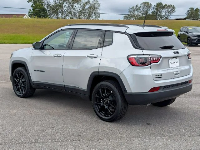 New 2026 Silver Zynith Metallic Clear-Coat Exterior Paint Jeep Latitude image 3