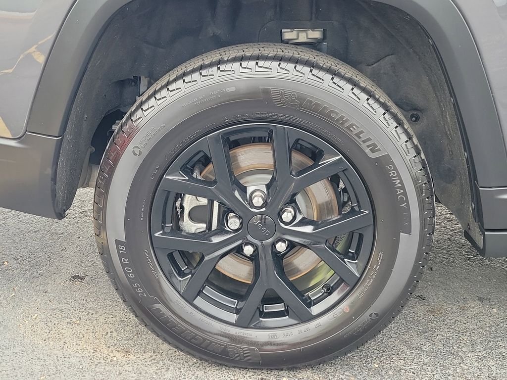 Certified Used 2025 Metallic Jeep Altitude X image 24