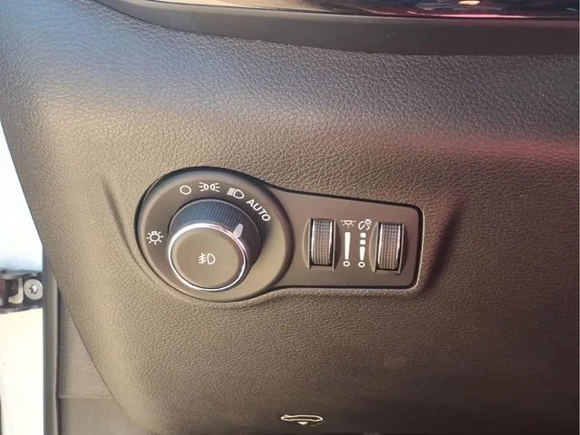 Used 2025  Jeep Trailhawk image 14