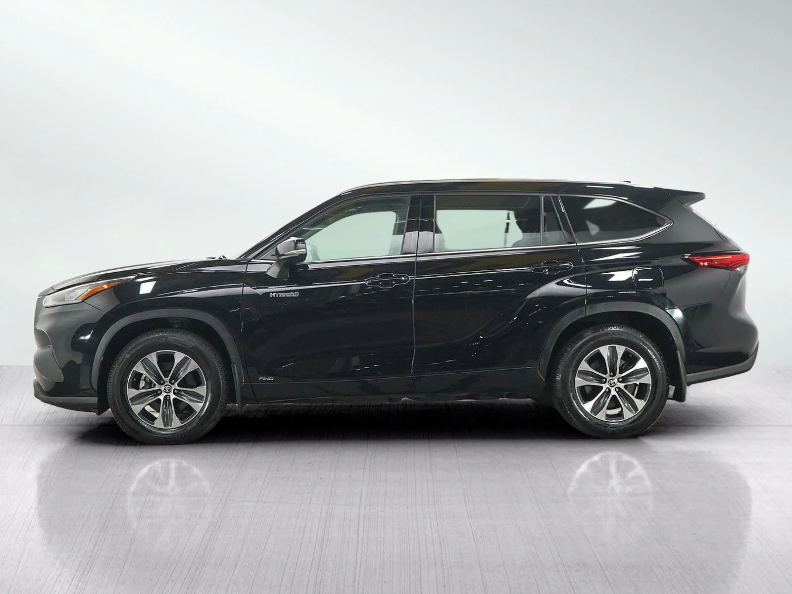 Used 2020 Toyota Highlander XLE with VIN 5TDGBRCH1LS511958 for sale in Minneapolis, Minnesota
