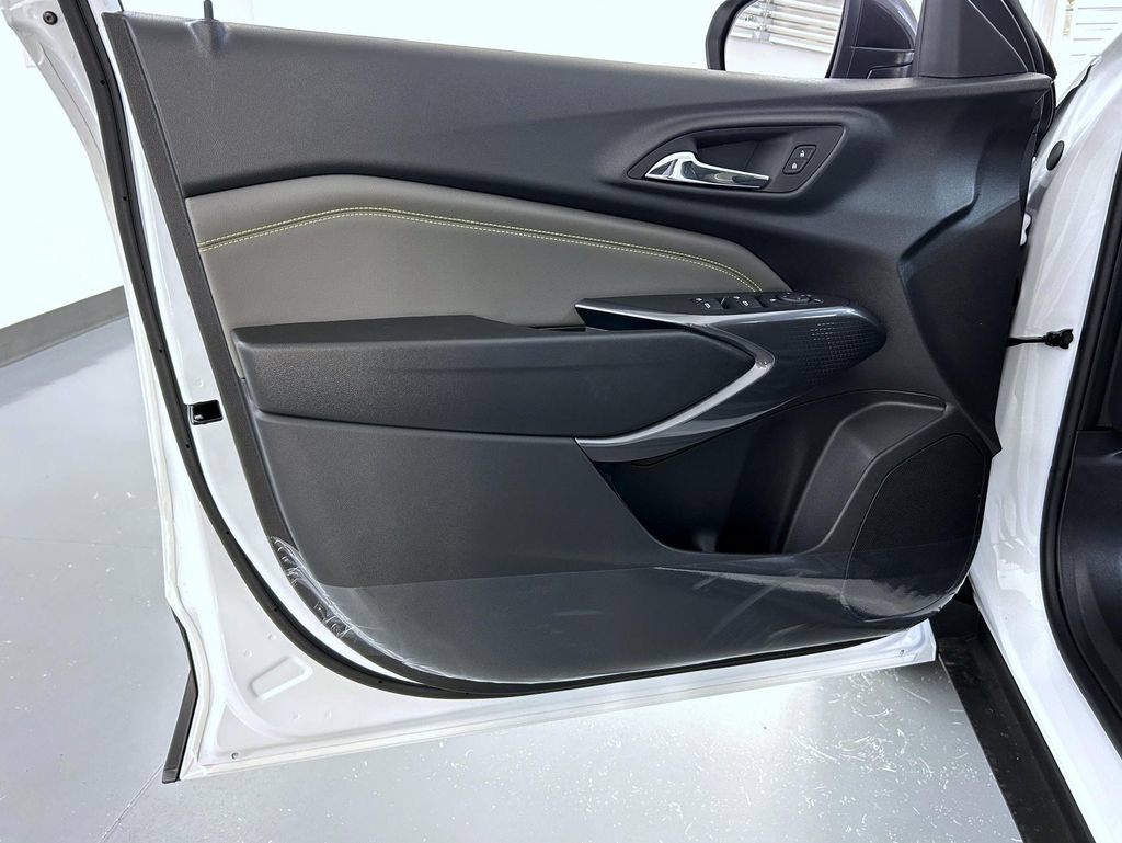 New 2026 Summit White Chevrolet ACTIV image 11