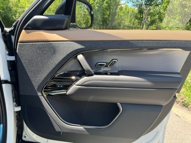 New 2026 Fuji White Land Rover Dynamic SE image 17