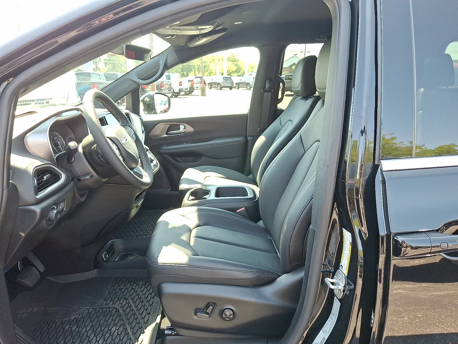 2026 Chrysler Voyager LX - Photo 14