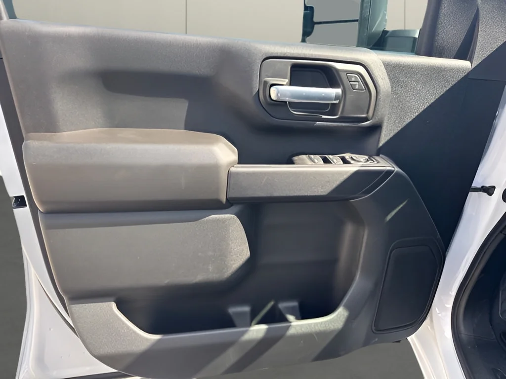 New 2026 Summit White Chevrolet Custom image 27