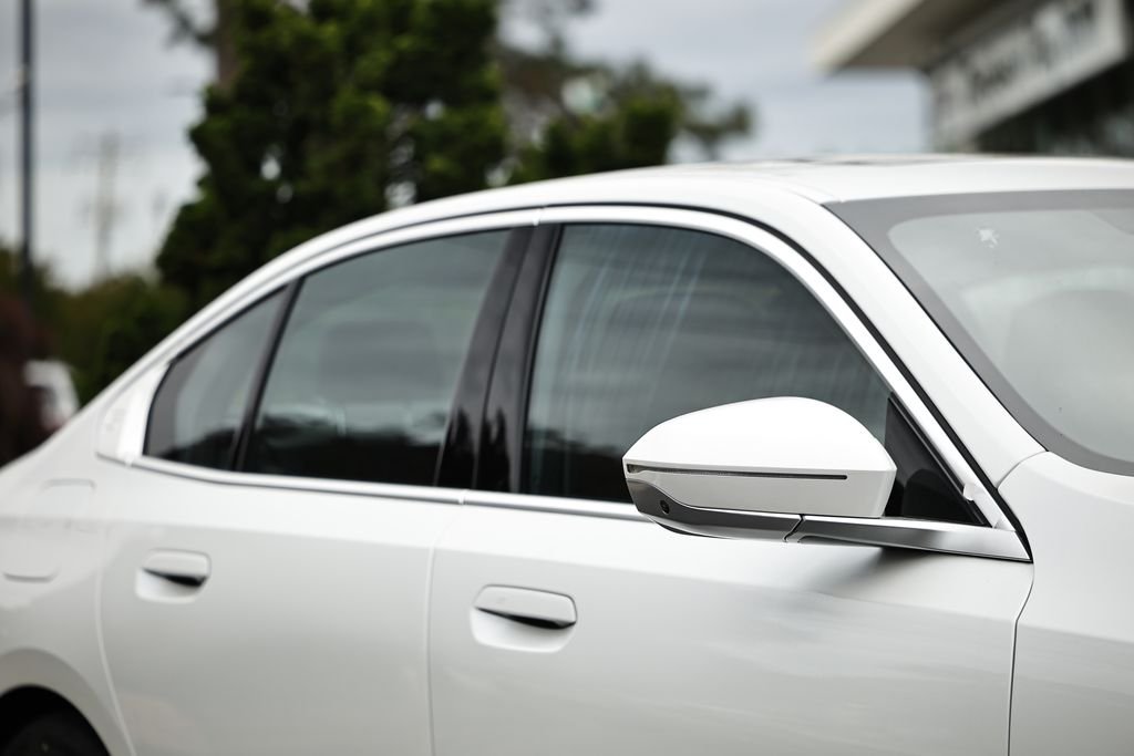New 2027 Mineral White Metallic BMW 530i xDrive image 3