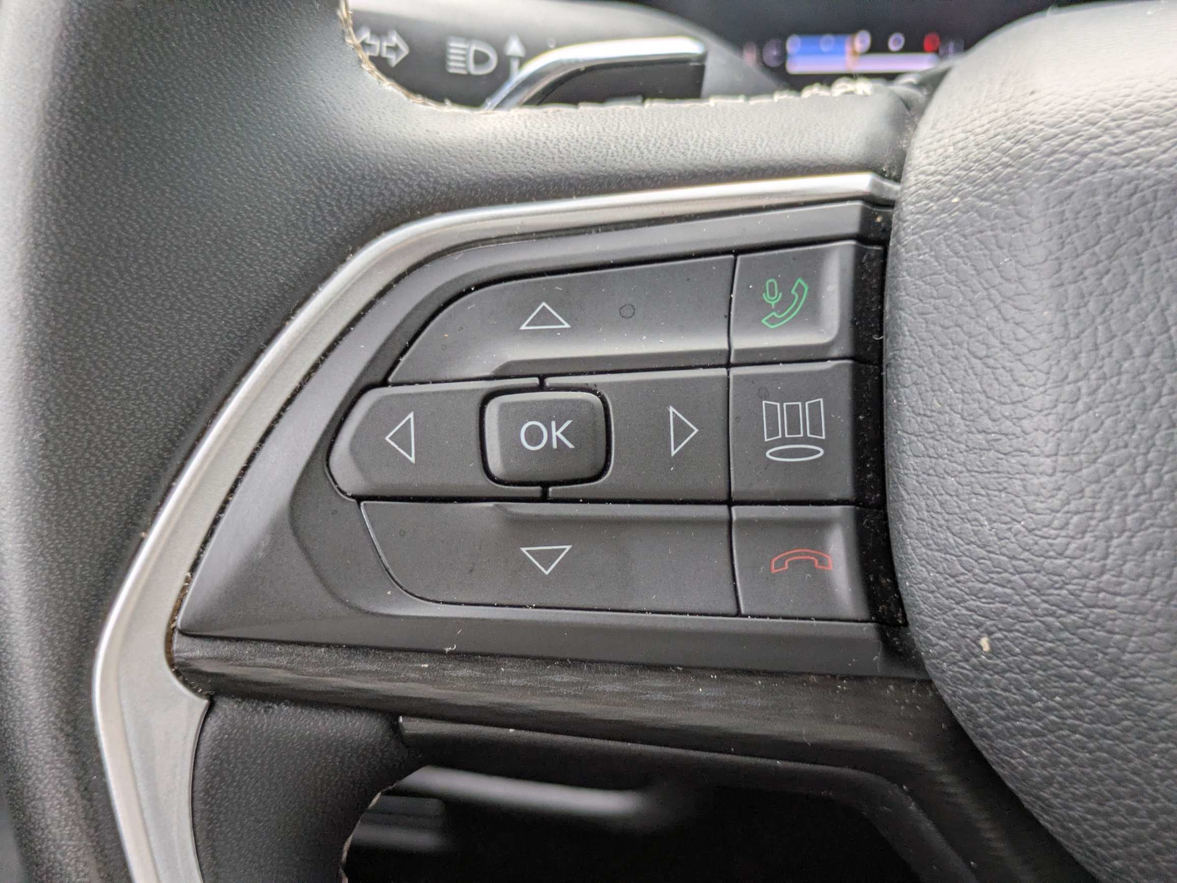 Used 2023 White Jeep Laredo image 21