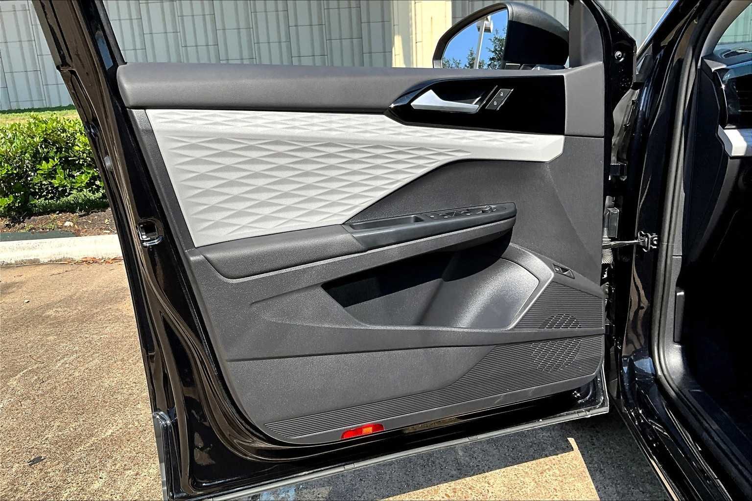 Used 2022 Deep Black Pearl Volkswagen S image 18