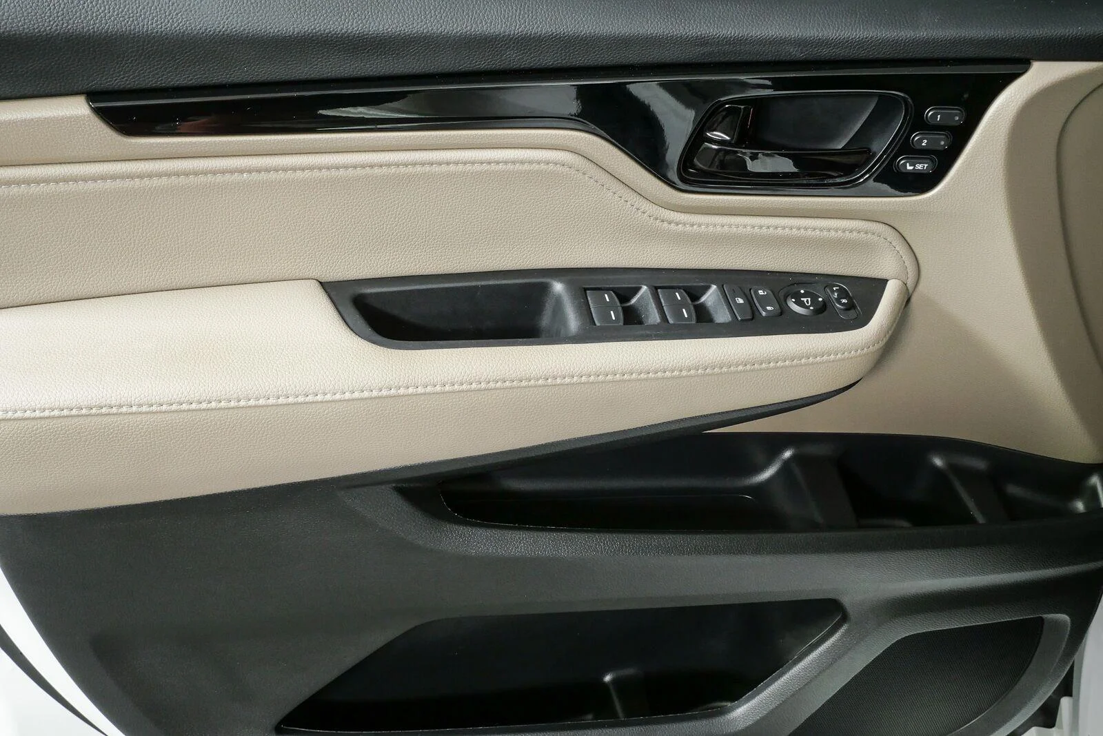 Used 2024 Platinum White Pearl Honda Touring image 6