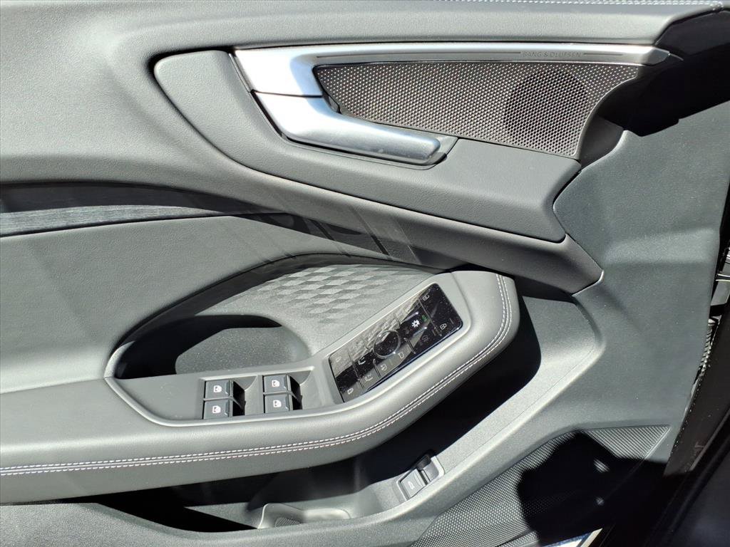 New 2026 Mythos Black Met Audi Premium Plus image 15