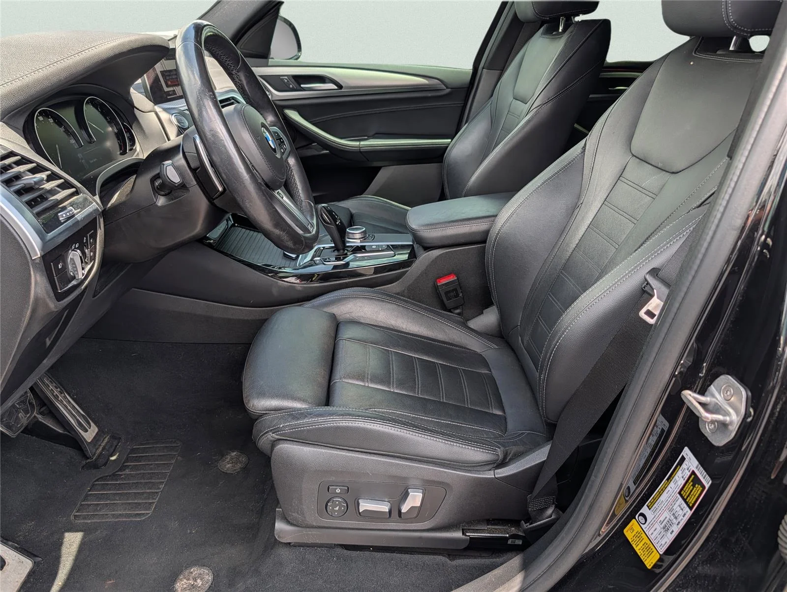 Used 2020 Black Sapphire Metallic BMW sDrive30i image 9