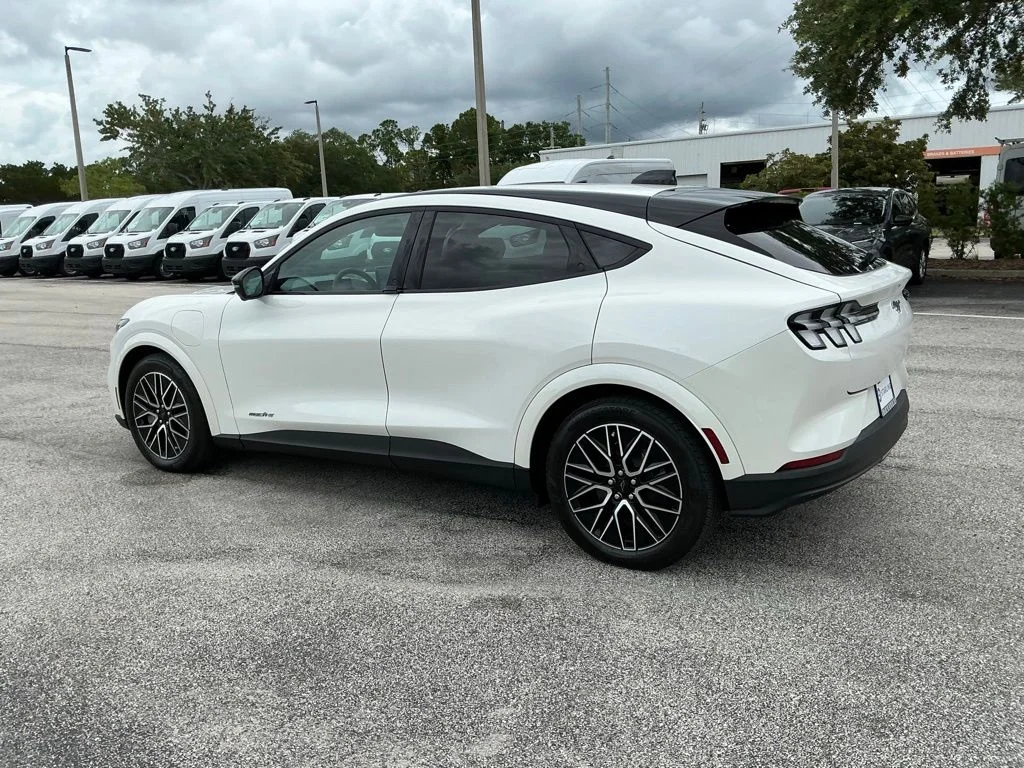 Used 2025 White Ford Premium image 6