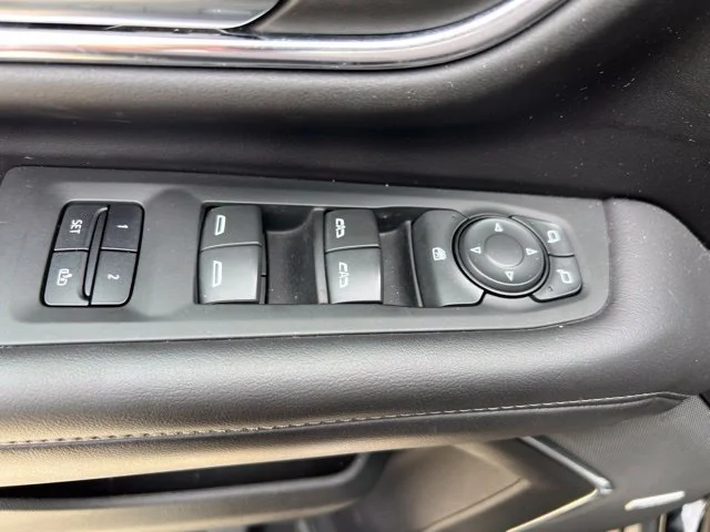 Used 2022 Black Chevrolet Z71 image 12