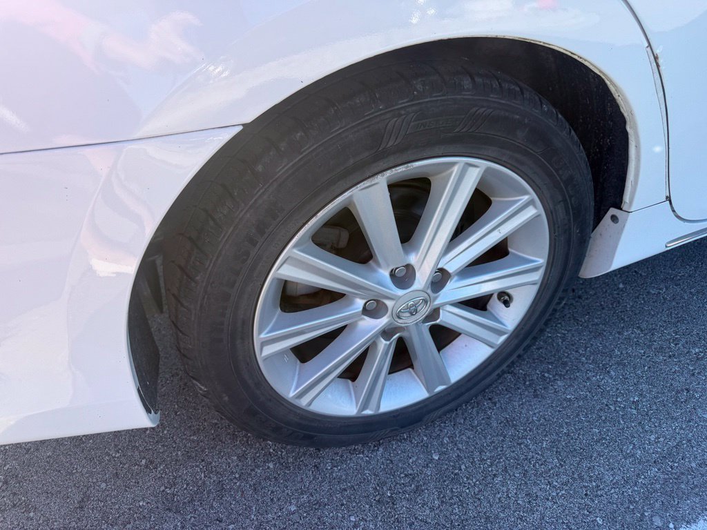 Used 2013 Super White Toyota XLE image 4