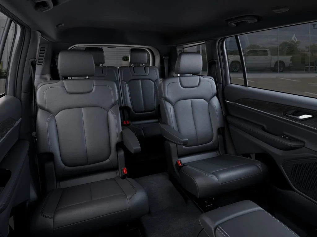 New 2025 Silver Zynith Exterior Paint Jeep Limited image 16