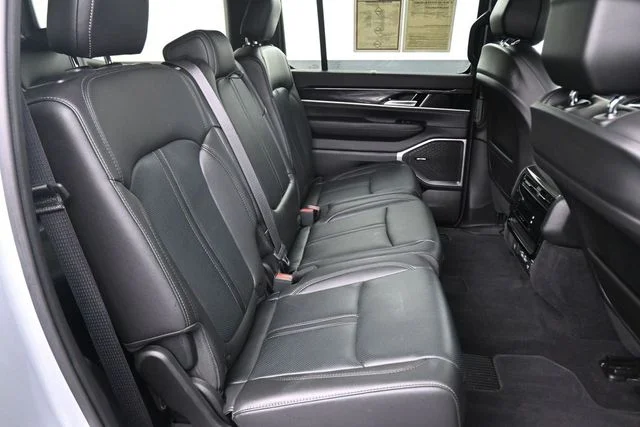 Used 2023 Silver Jeep Base image 23