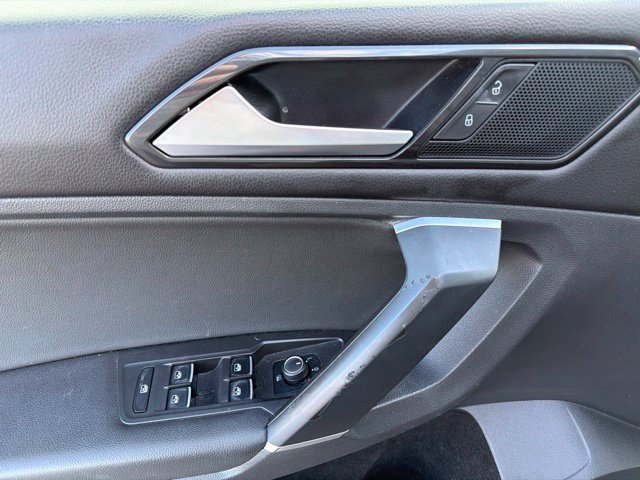 Used 2018 Pearl Metallic Volkswagen SE image 11
