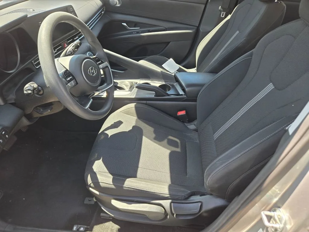 Used 2022 Shimmering Silver Hyundai SE image 3