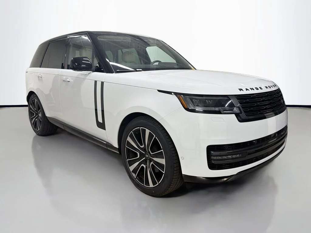 Used 2024  Land Rover SE image 7
