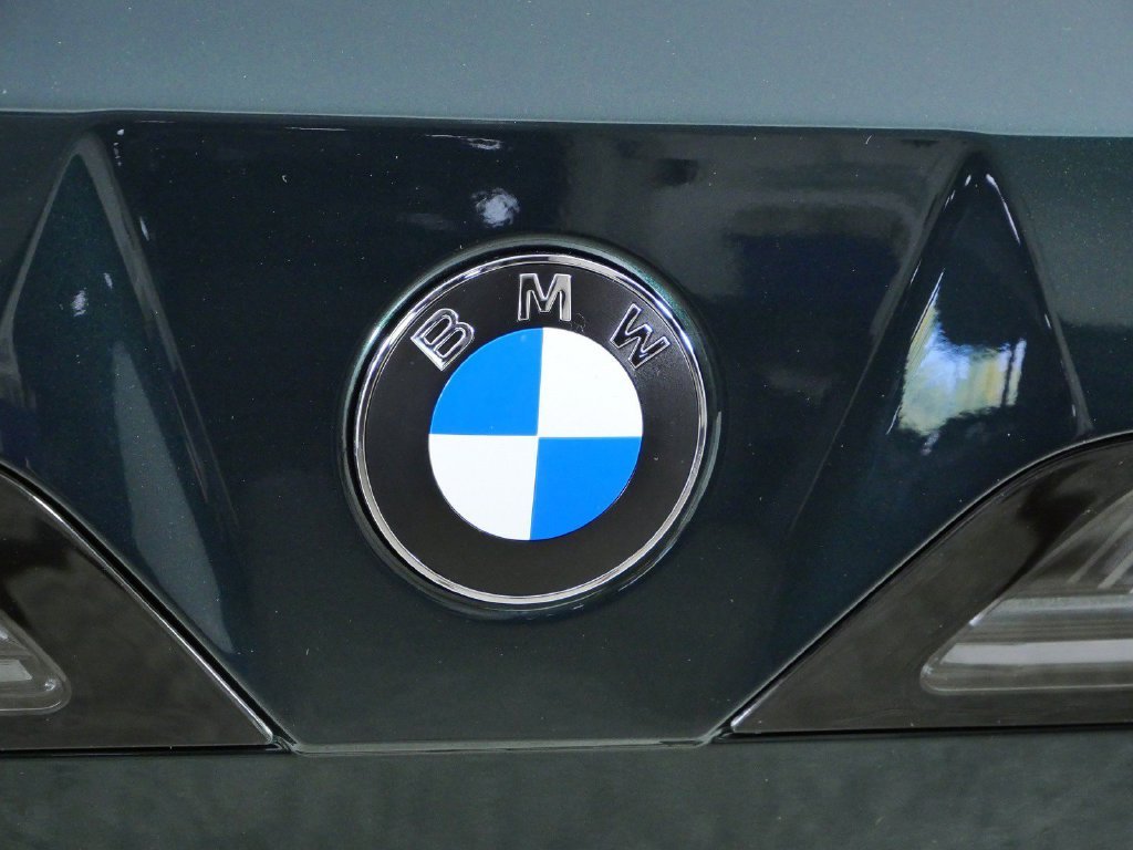 New 2027 Vancouver Green Metallic BMW  image 13