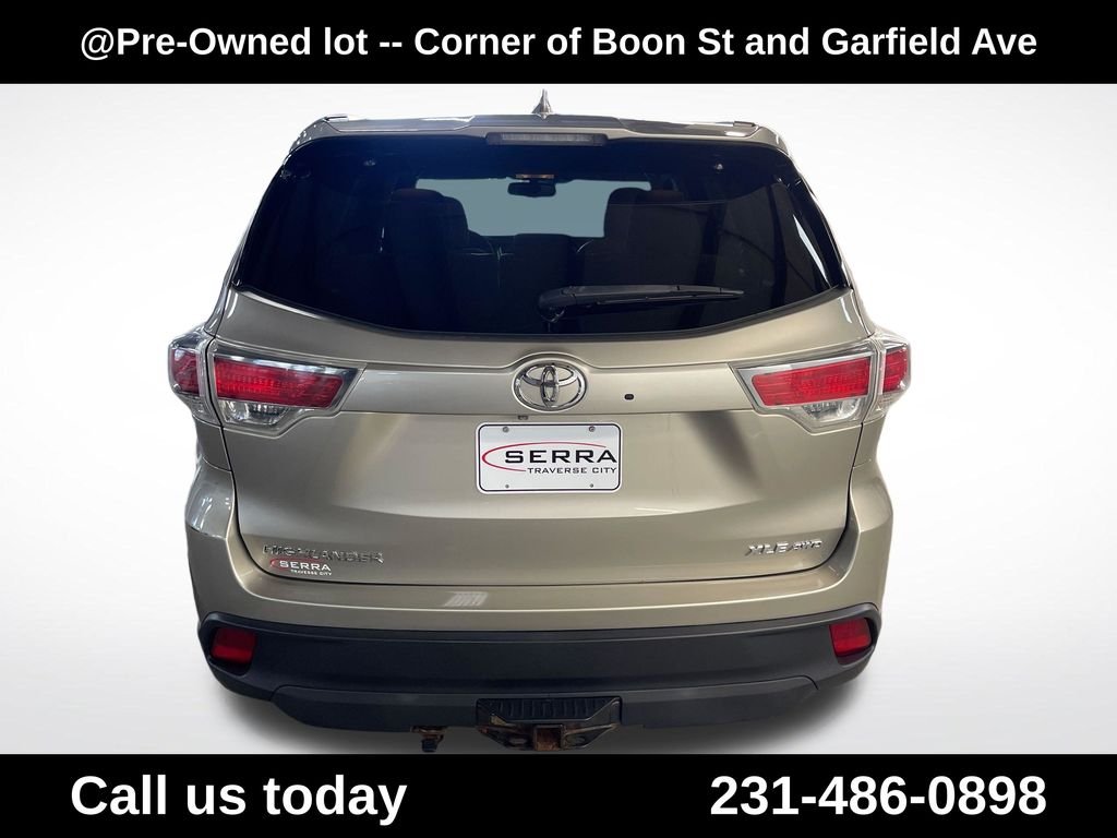 Used 2015  Toyota XLE V6 image 4