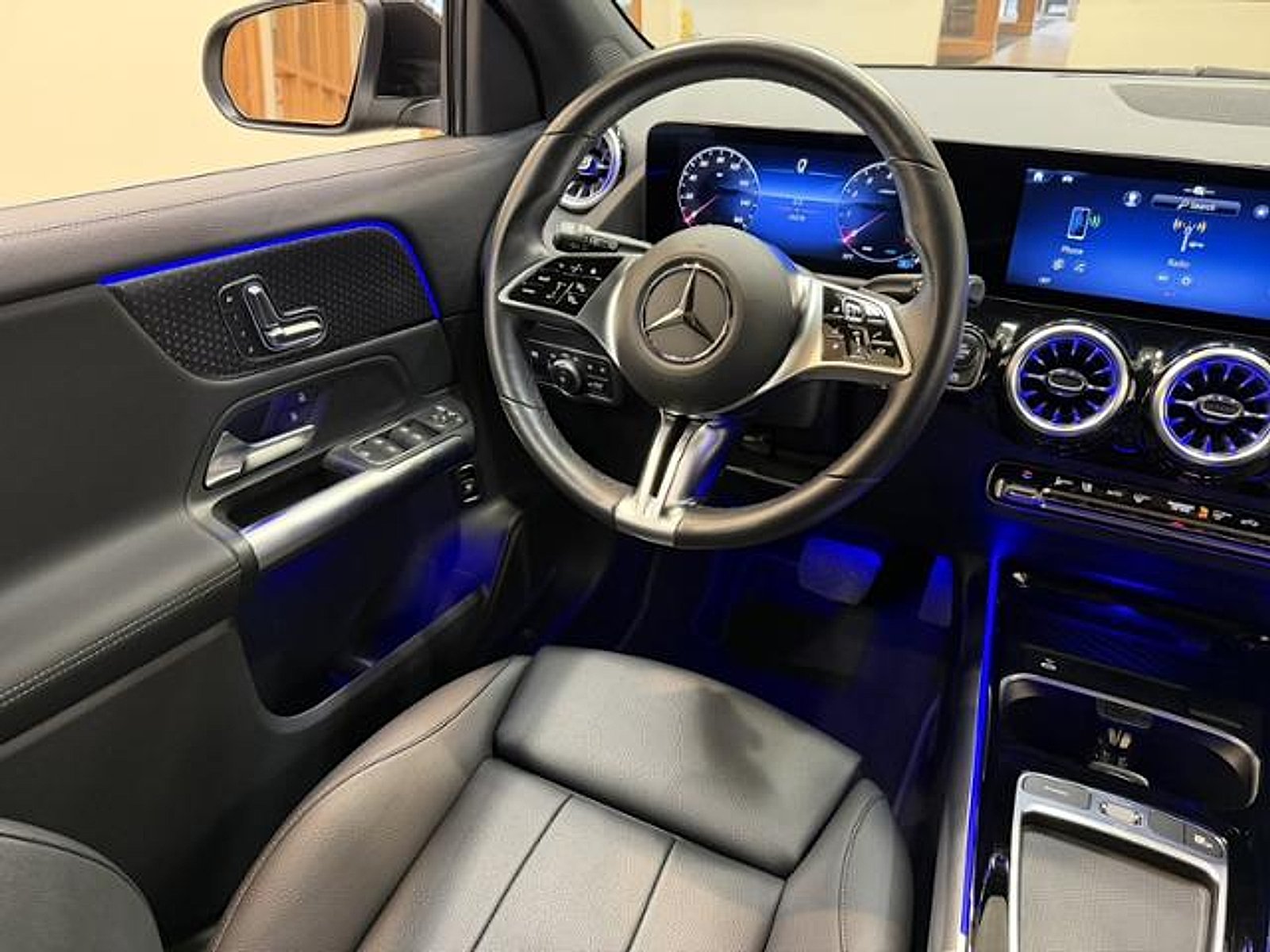 Used 2025 Cirrus Silver Metallic Mercedes-Benz 4MATIC® image 9