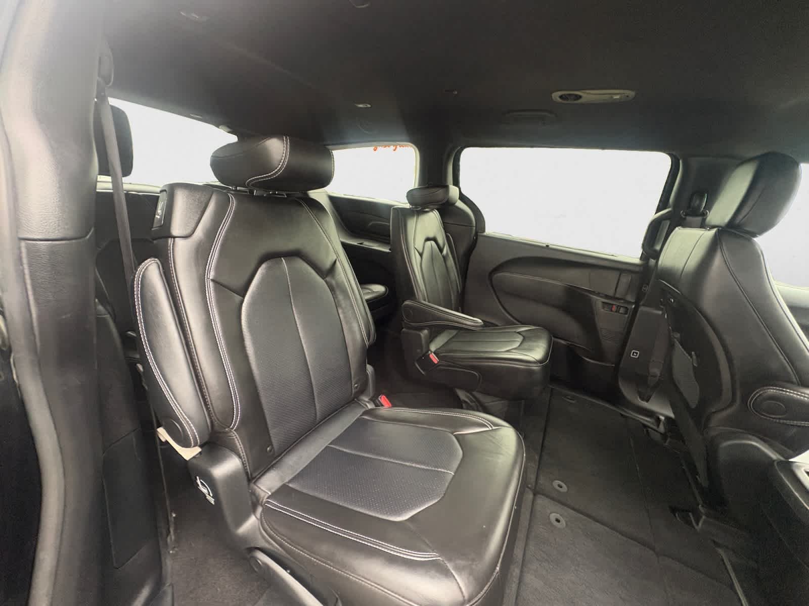 Used 2025 Diamond Black Crystal Pearlcoat Chrysler Select image 20
