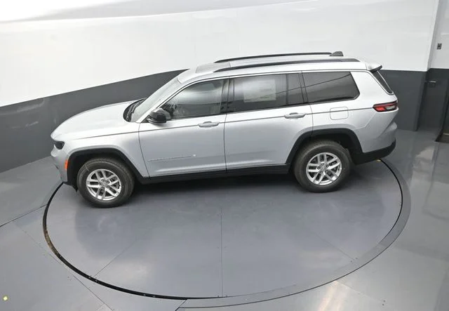 New 2026 Silver Zynith Exterior Paint Jeep Laredo image 14