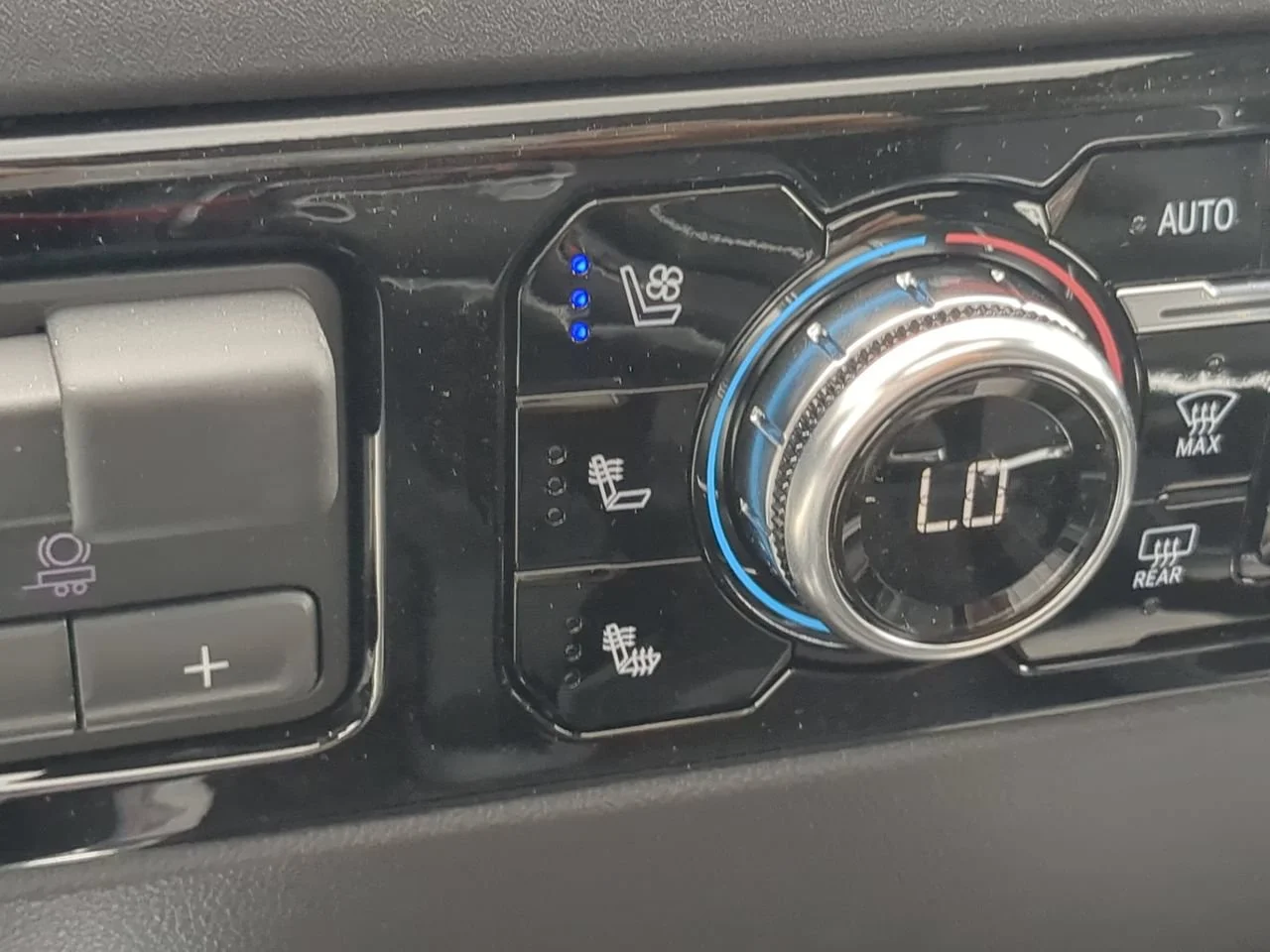 2026 GMC Sierra 1500 SLT - Photo 23