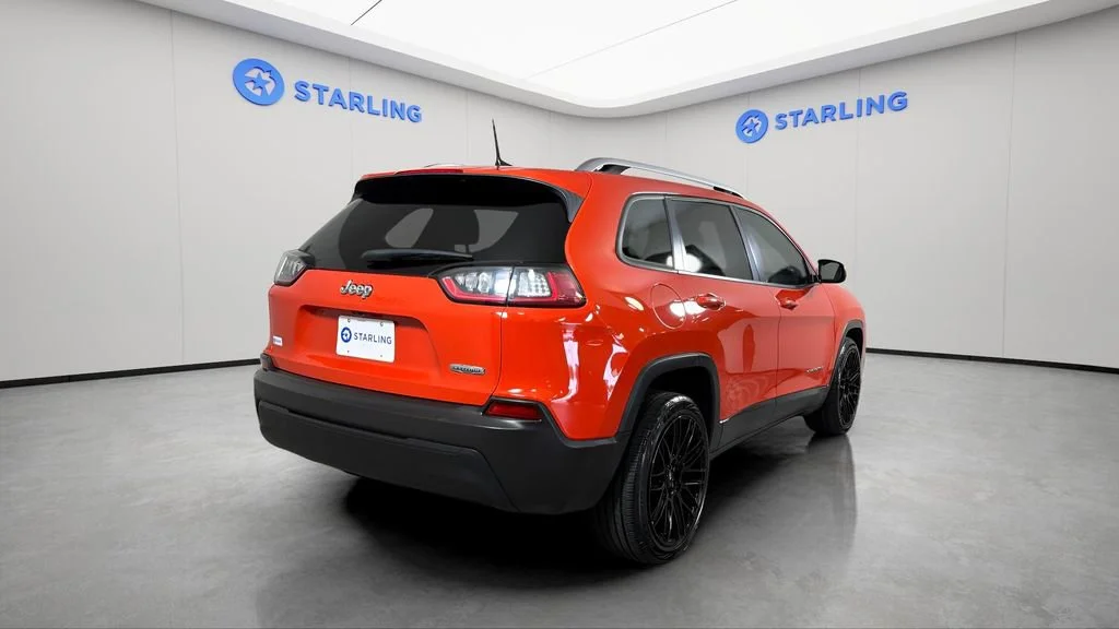 Used 2021 Orange Jeep Latitude FWD image 9