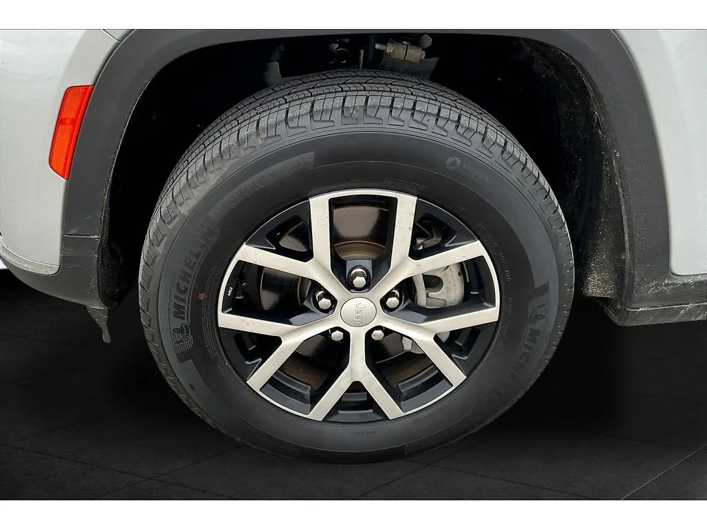 Used 2024  Jeep Limited image 7