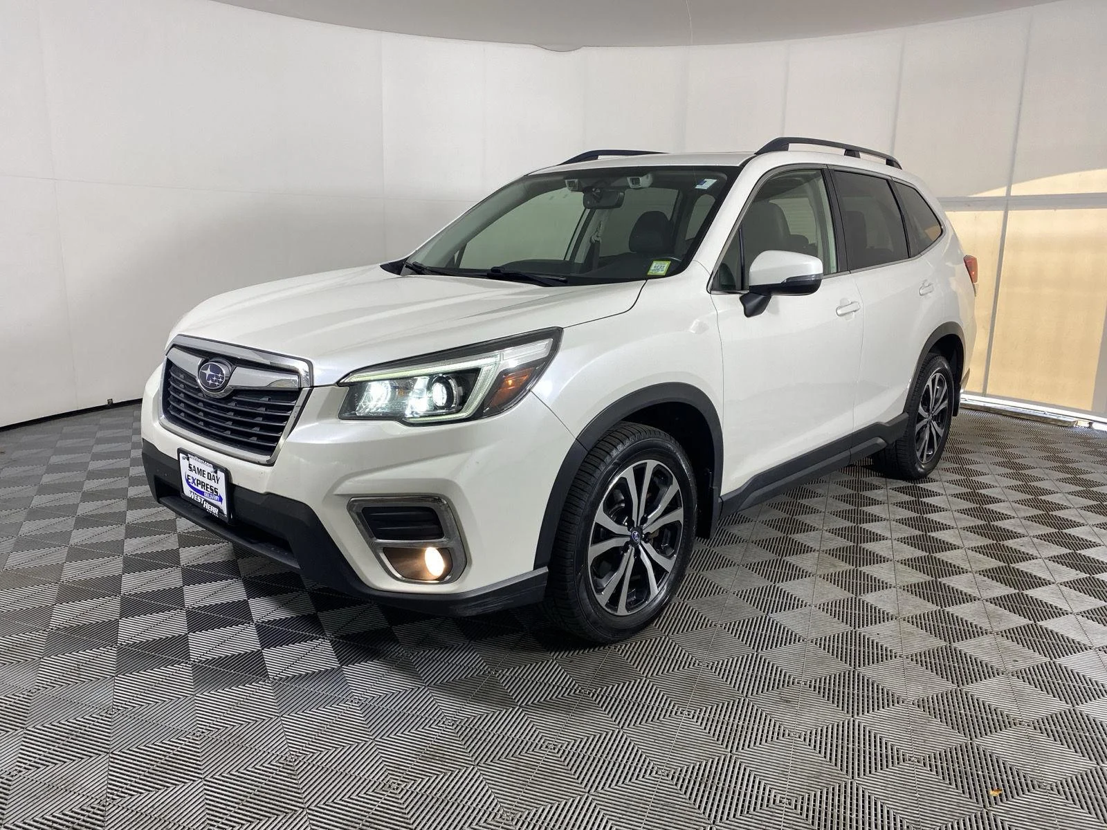 Used 2019 Crystal White Pearl Subaru Limited image 3