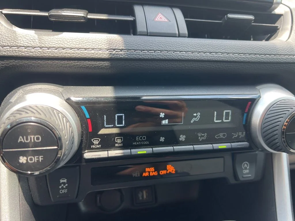 Used 2025  Toyota XLE image 59
