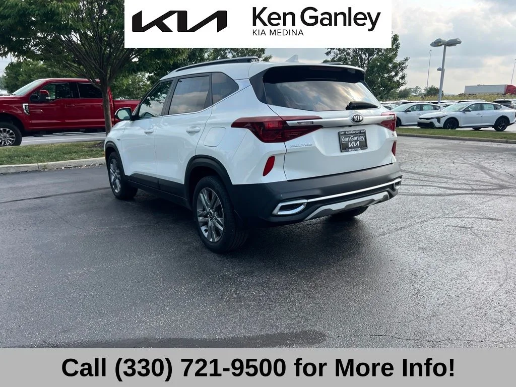 Used 2021 White Kia S image 13